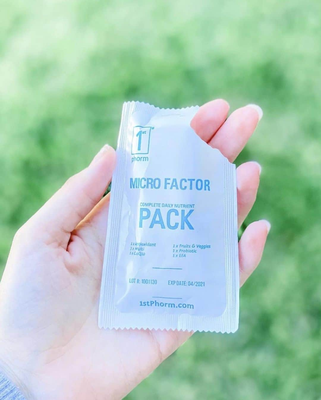 エミリー・シアーズさんのインスタグラム写真 - (エミリー・シアーズInstagram)「Multi vitamins are a daily life essential💊. @1stphorm #microfactor sachets are awesome because they’re so easy to keep on hand that you don’t forget to take them. I’m personally really bad at getting slack at taking vitamins everyday so these packets are extra convenient #multivitamin #1stphorm #iam1stphorm #wedothework」10月10日 8時05分 - emilysears