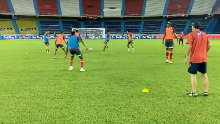 サッカー コロンビア代表チームのインスタグラム：「Entrada en calor de nuestros jugadores. 🇨🇴⚽️🔥💪🏼  #VamosColombia」