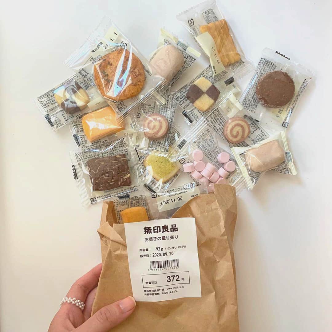 MERYさんのインスタグラム写真 - (MERYInstagram)「.⁣ コスパ最強♡『無印良品』のお菓子の量り売りはもうチェックした？⁣ .⁣ 『無印良品 @muji_global』は一部店舗（限定46店舗）を対象に、お菓子を量り売りで購入することができる取り組みをスタート。⁣ 「一人ひとりにちょうど良い」をモットーに、クッキーやマシュマロ、チョコなどの人気のお菓子が個包装で用意されています。⁣ ぜひ食べたいお菓子を少しずつ詰めて、オリジナルのお菓子袋を作ってみてくださいね♩⁣ .⁣ MERYでは他にも「かわいい」に近づくさまざまな情報を発信しています。⁣ @mery.beauty コスメ・美容に特化した情報をお届け♡⁣ @mery_spot 話題のカフェやお出かけスポットをご紹介！⁣ @_meryshop_  MERYセレクトの可愛いアイテムがたくさん⁣ こちらもぜひチェックしてみてください！⁣ .⁣ .⁣ photo by @cometoseeme.hn⁣ .⁣ #MERY #regram #instagram #muji #무인양품 #무지 #無印良品 #無印良品お菓子 #無印良品のお菓子 #お菓子の量り売り #量り売り #お菓子 #無印 #無印良品のある生活 #丁寧な暮らし #無印購入品 #無印週間 #無印女子 #カフェ #カフェスタグラム #おうちカフェ #クッキー #無印クッキー #無印おやつ #おやつ #おやつタイム #お洒落 #お洒落さんと繋がりたい #MERY女子 #メリー」10月10日 8時00分 - mery.jp