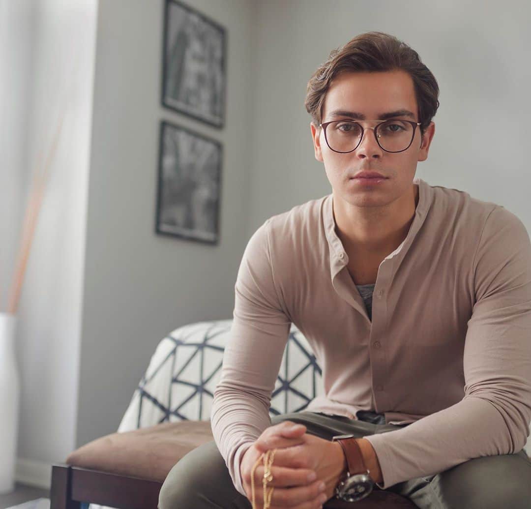 のインスタグラム：「How are you feeling this Fall? I talked to @latinoleadersmag (swipe up link in my story) while I was at home in Hollywood. We talked about the importance of voting and the backstory of the “T” in my name. Comment if you know the meaning of the middle initial in Jake T Austin 📲.  📖Publication: @latinoleadersmag  👕Wardrobe: @asos_man ⌚️Watch: @shinola 📸Photographer: @mitchdao.photos 🗳Registration: @votolatino」