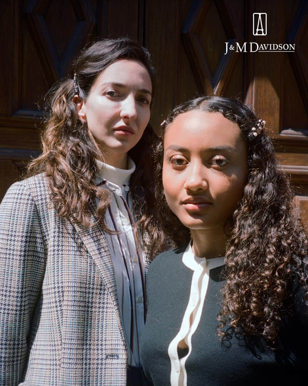 のインスタグラム：「Our new collaboration with hair Maison @alexandredeparis_official   Shop the collection exclusively at our flagships in London and Tokyo, and online at jandmdavidson.com  The campaign is photographed by @indigolewin  Styled by @tom_guinness  Starring @moonbedeaux @harriet.verney @tishweinstock @isabellaboreman @mimi.wade  Hair and Make-Up by @michelahairstylist  Art Direction @reidjamie  Link in our bio to discover more   #JMDxADP #AlexandredeParis」