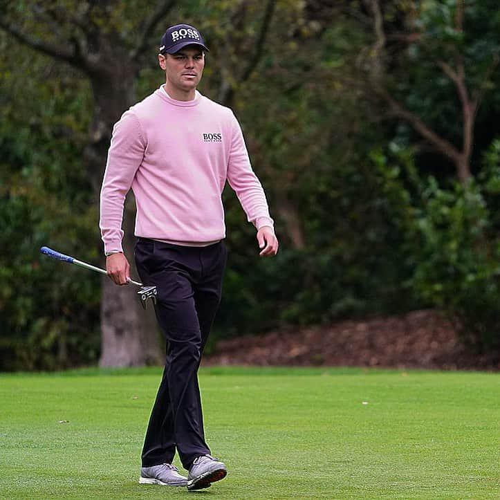 マルティン・カイマーのインスタグラム：「Walking into the weekend @paulacreamer1 style 😄 Pretty in pink by @boss was good enough for a 68 (-4) second round today @bmwpga 🙌🏽 #RolexSeries #BMWPGA」