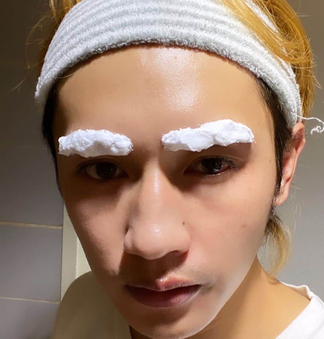 松本岳のインスタグラム：「眉毛の脱色ちゅう」