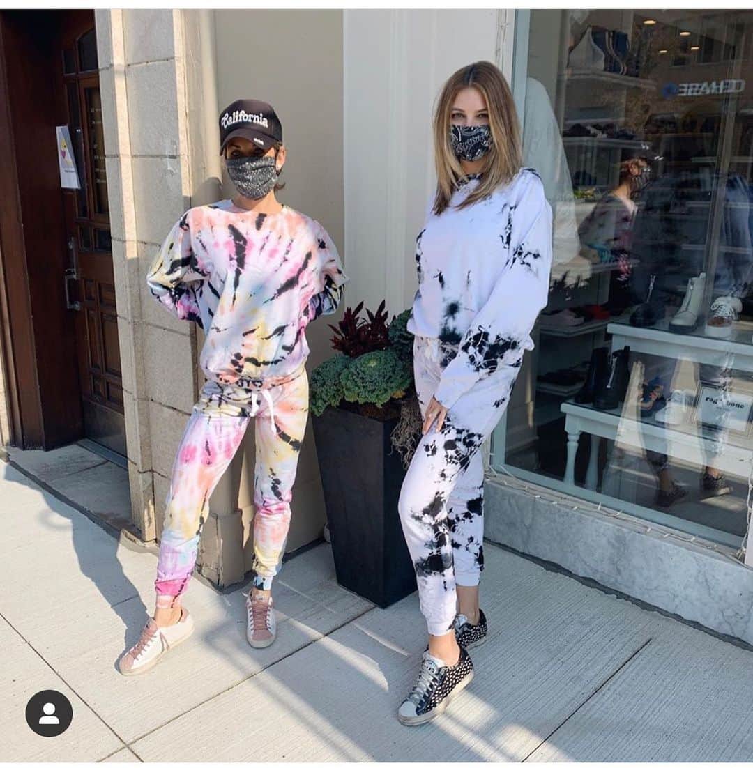 のインスタグラム：「JOGGER SETS ARE IN😍👍😍 only @bloomingdales #joggerset #tiedyeset #bloomingdales #loungewear #ootd #fashionblogger #styleblogger」