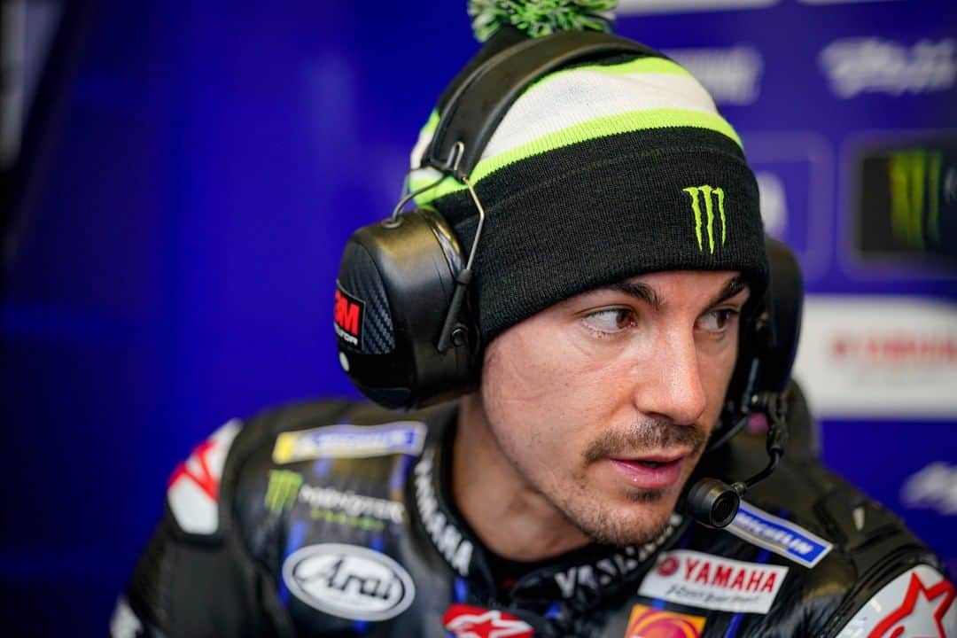 YamahaMotoGPさんのインスタグラム写真 - (YamahaMotoGPInstagram)「Today's riding conditions were "very diffi-cold" 🥶   Luckily, @maverick12official came prepared with a @monsterenergy beanie 🔥  #MonsterYamaha  #MotoGP  #FrenchGP」10月10日 2時46分 - yamahamotogp