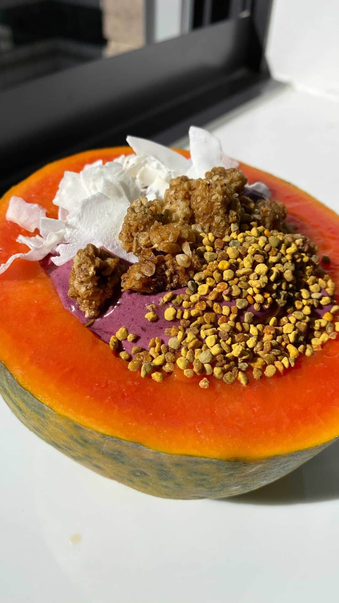 Kirsty Godsoのインスタグラム：「PAPAYA PROTEIN BOWL 😋 Creep on this fruity fresh bowl! Recipe below ✨ 1x Papaya - cut into bowl shape and remove insides. 1x scoop Vanilla @madeof_____ Whey Protein Isolate 1x cup frozen blackberries 1x handful of ice 1x tsp raw almond butter 4 oz water Dash of cinnamon 🌪 in blender * smoothie will serve 4 small bowls.  Decorate with your fav toppings! 💕 #healthyrecipes #protein #smoothiebowl #bitchininthekitchen #madeof」