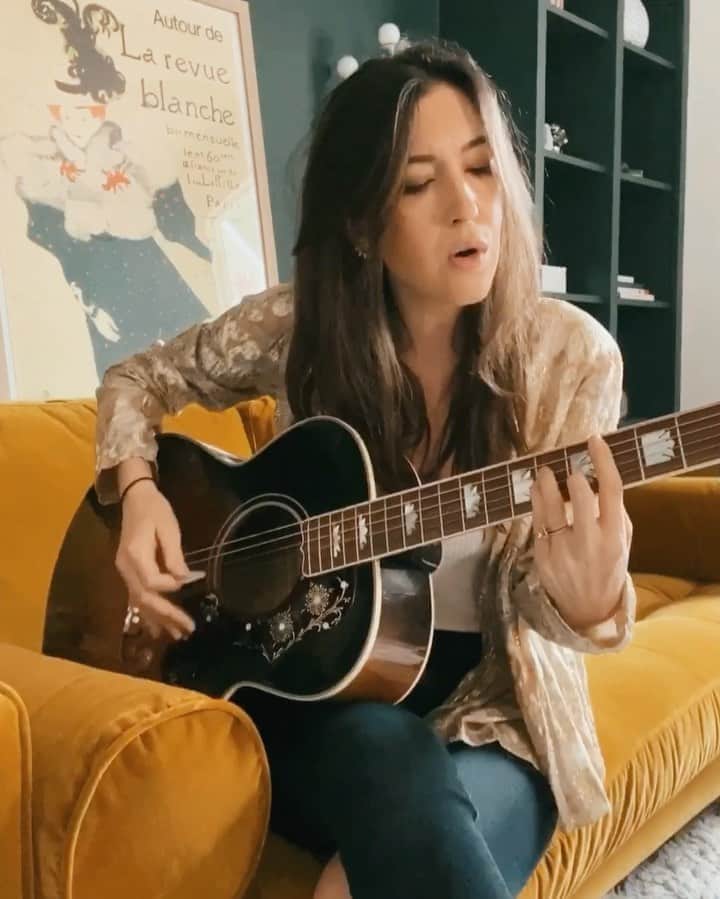 ケイト・ボイージェルのインスタグラム：「I feel like a lot of livestream hangs are gonna happen on this couch 🙌🎶 feels so great to have a designated place to just play around with song ideas in this new house! (song is “crooked road” from my album canyonlands 🎧)」