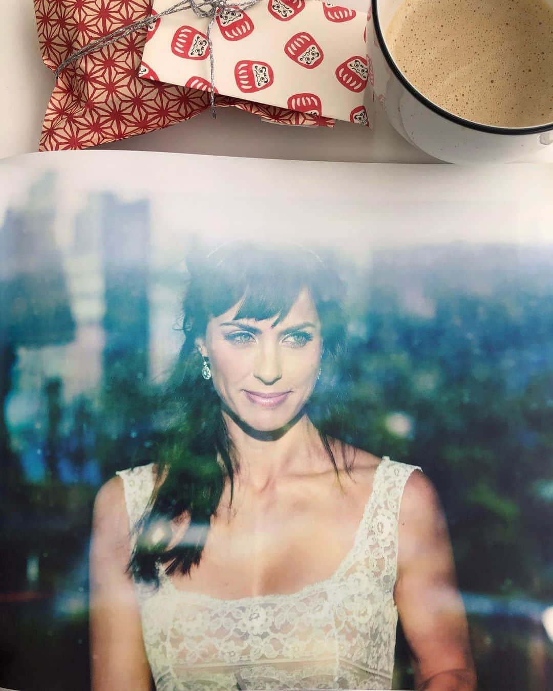 コンスタンス・ジマーのインスタグラム：「10 years!? Ten years ago today, I got to marry my best friend and my baby daddy @russlamoureux! you are the best husband and dad we could’ve ever wished for.  We were married by one of our best friends, my dress  and Coco’s was made by 2 of my dear friends @karenzambos & @pinknony, and thank you @wscottchester  and @andrewthomaslee for such beautiful photos! I miss my friends! I miss parties! Our wedding cake was also my 40th (early) bday cake! #happyanniversary (and thank you Susan Madruga for knowing that we were a match 20 years ago!)」