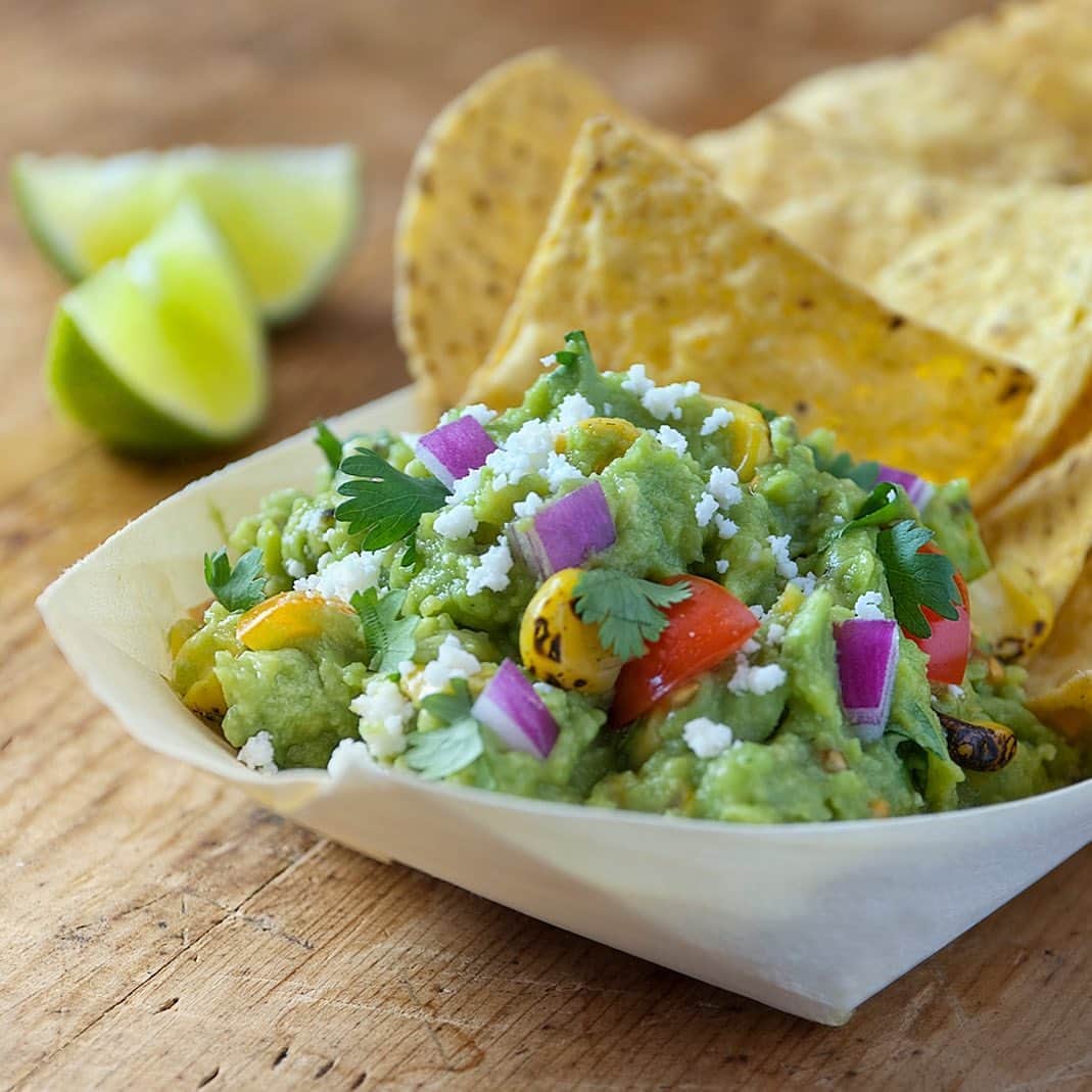 アメリカン航空のインスタグラム：「Stop, guac and roll — guacamole has returned to select Admirals Club lounges. Pro Tip: Add some fresh jalapeños, it’s 🔥.」
