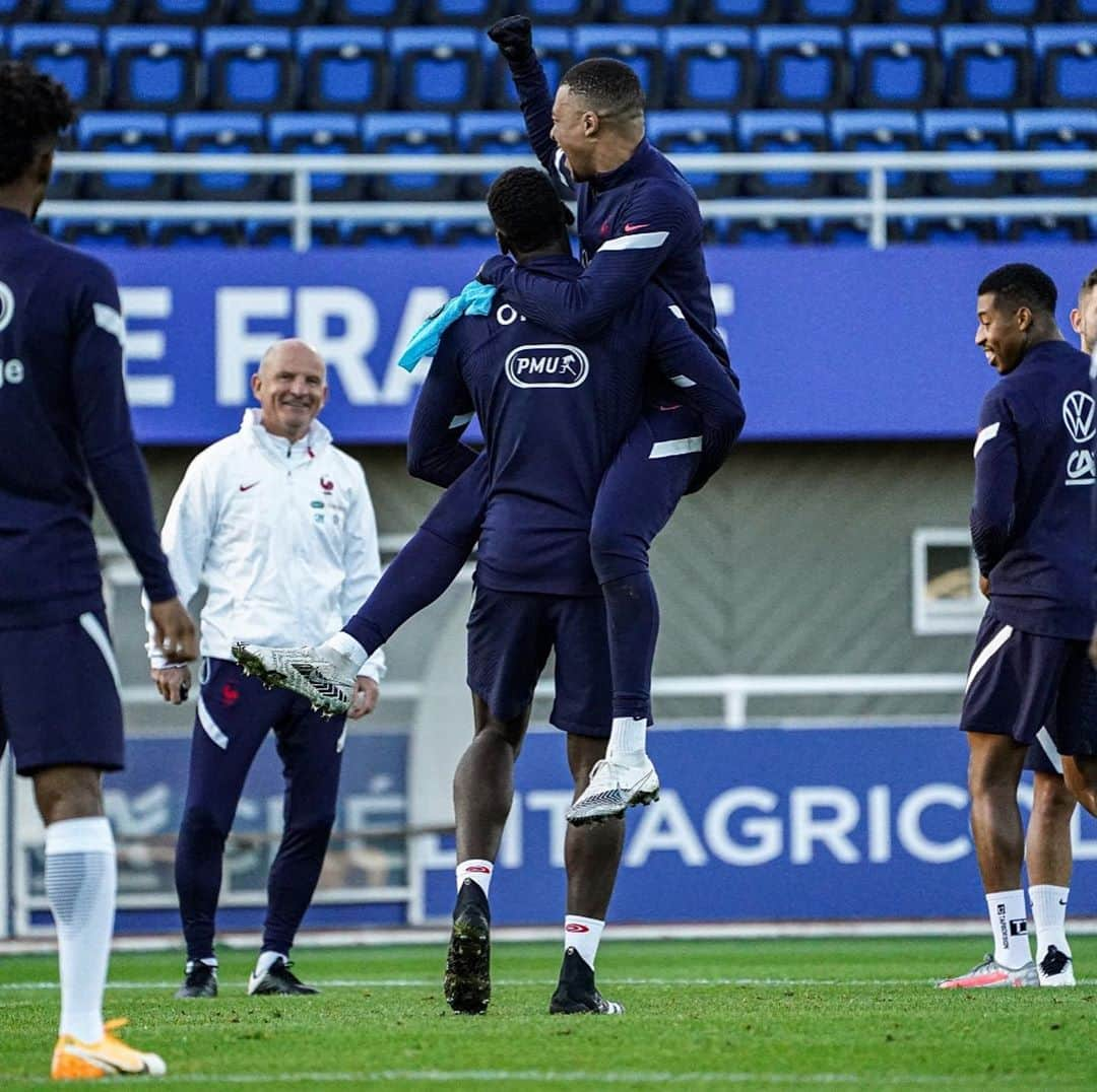 サッカー フランス代表チームさんのインスタグラム写真 - (サッカー フランス代表チームInstagram)「Entraînement en équipe 🤜🤛 #FiersdetreBleus」10月10日 3時09分 - equipedefrance