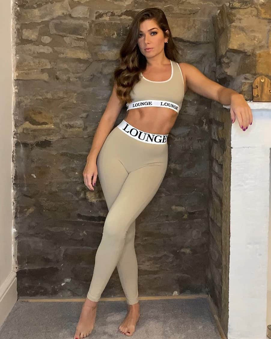 ニッキー・サンダーソンさんのインスタグラム写真 - (ニッキー・サンダーソンInstagram)「Always Blending In  #lovetolounge #femalefamily #loungefamily #gymwear #croptop #leggings #brick #lounge #love #gym #ad」10月10日 3時13分 - niknaksanderson