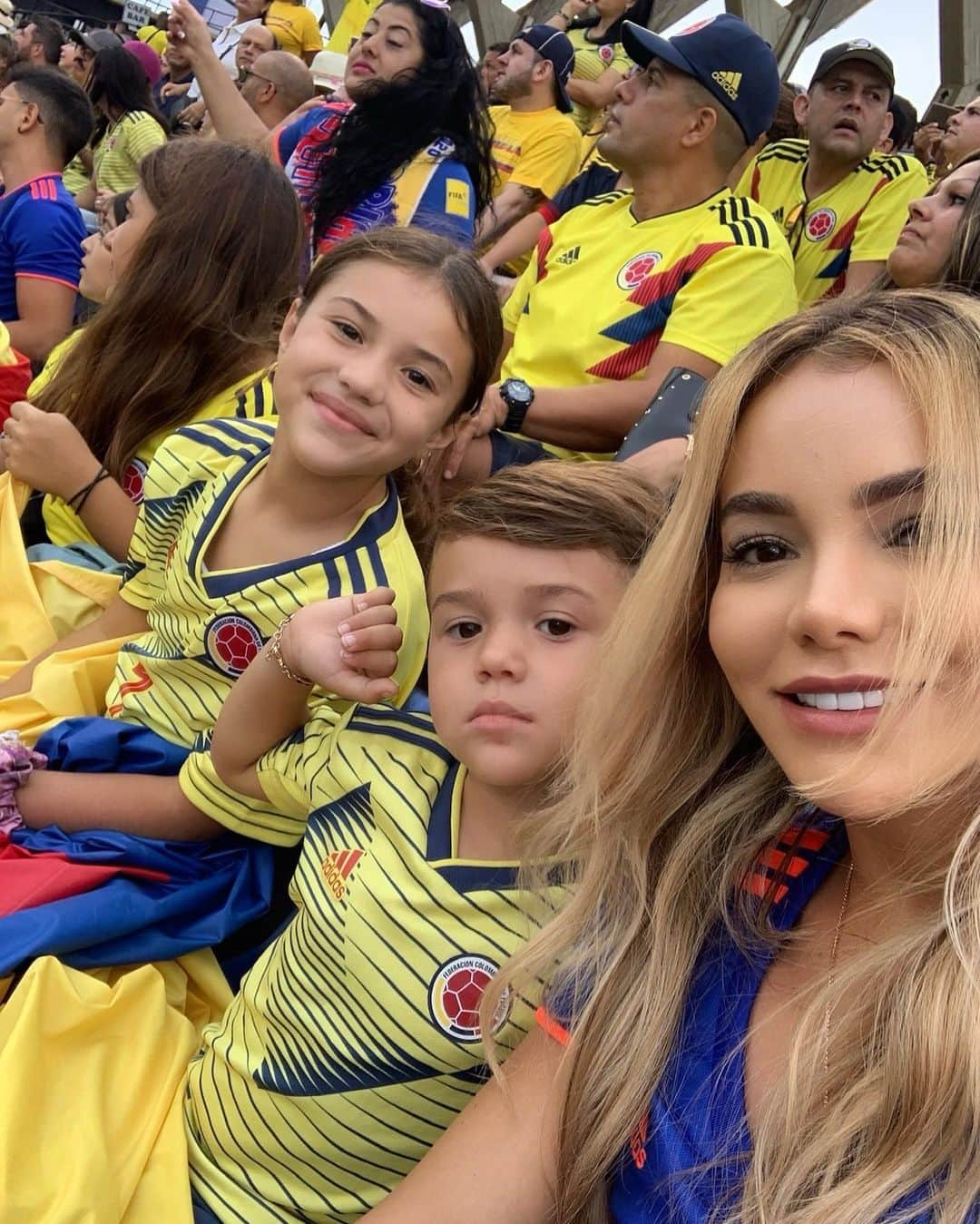 ジェシカ・スターリングさんのインスタグラム写真 - (ジェシカ・スターリングInstagram)「Siempre 💛💙❤️ VAMOS #seleccioncolombia 🙏🏻」10月10日 3時26分 - jesysterling