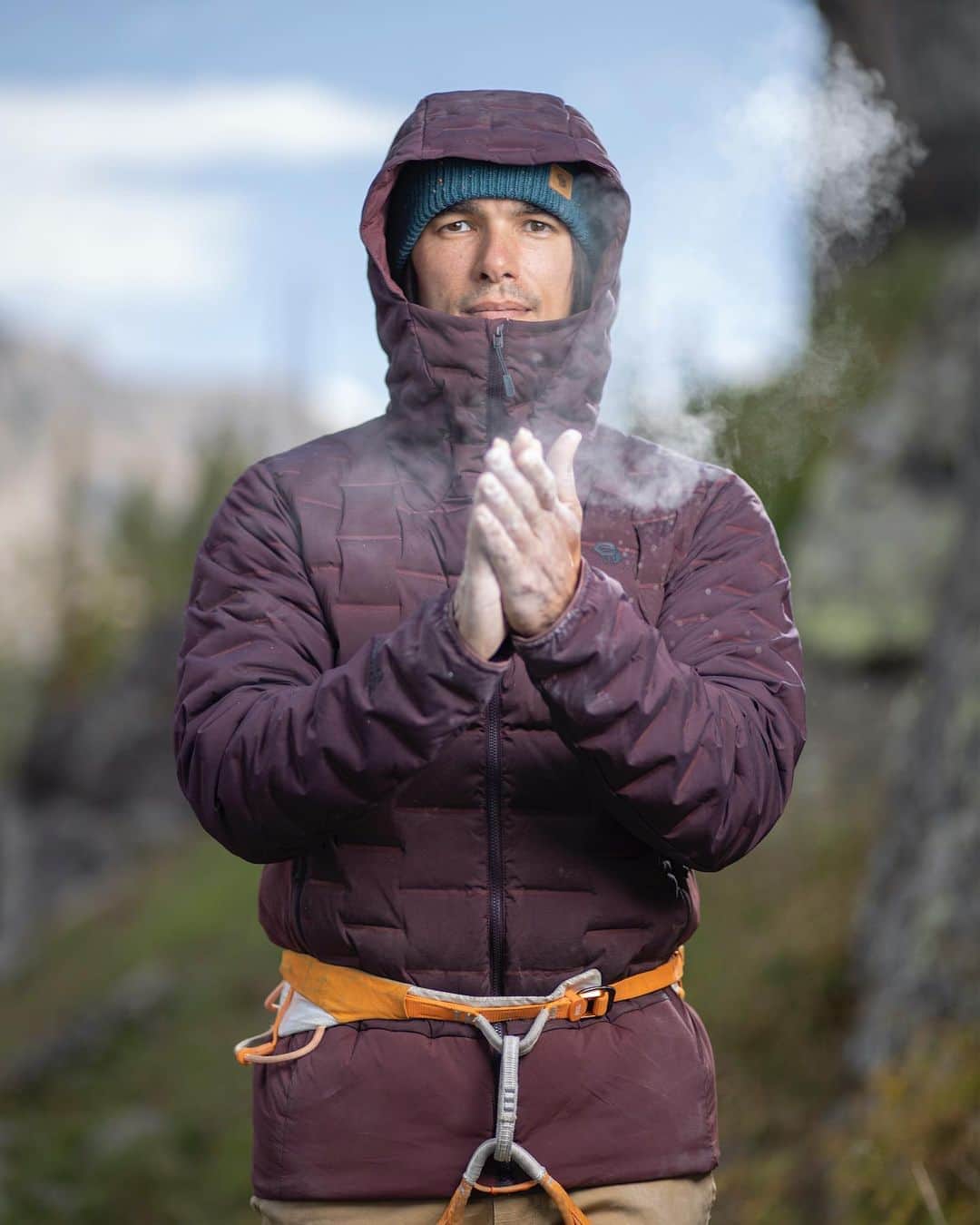 マウンテンハードウェアのインスタグラム：「Get steady warmth for sending season with full range of motion for your highest holds, while holding up to rock contact. (Learn more about the Stretchdown Hybrid Hoody - link in bio)」