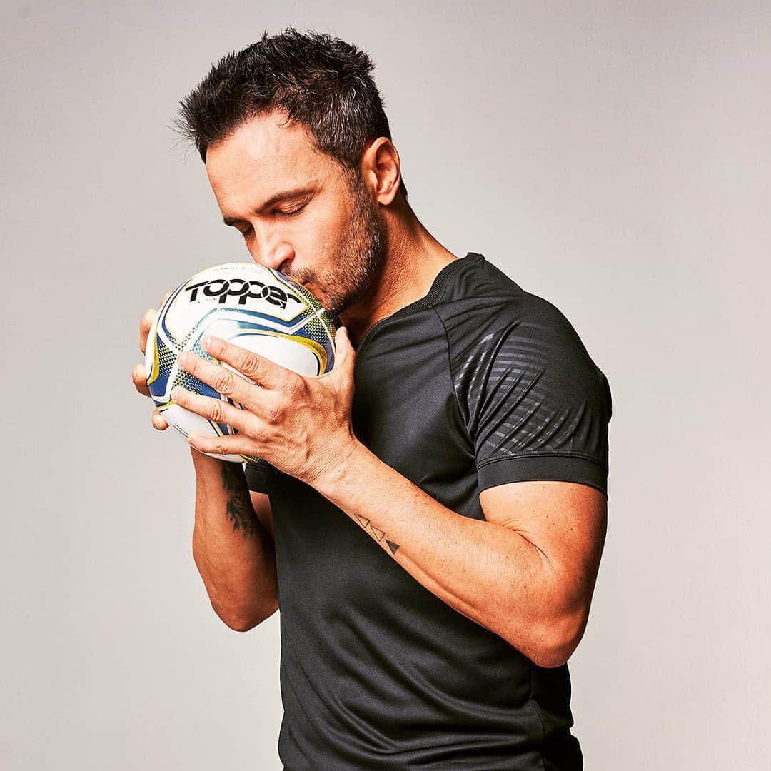 アレッサンドロ・ローザ・ヴィエイラのインスタグラム：「Um salve pra quem também trata a bola com máximo respeito! Eu escolho as minhas a dedo e as melhores estão em topper.com.br @topperbrasil 🎯🇧🇷❤️」