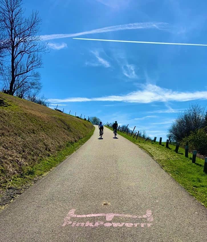 與那嶺恵理のインスタグラム：「Tomorrow, it would be the race day of @amstelgoldrace 🍺  I was REALLY excited to race in my home town 🇳🇱 with lots of infamous Berg(Hills)📈& some my local supporters📣 but it’s cancelled again 😢  . . See you in next year 2021 edition 👋🏻🍀 I just focus rest of my race in 2020 🤨 . . いつかの #今日のエリさん」