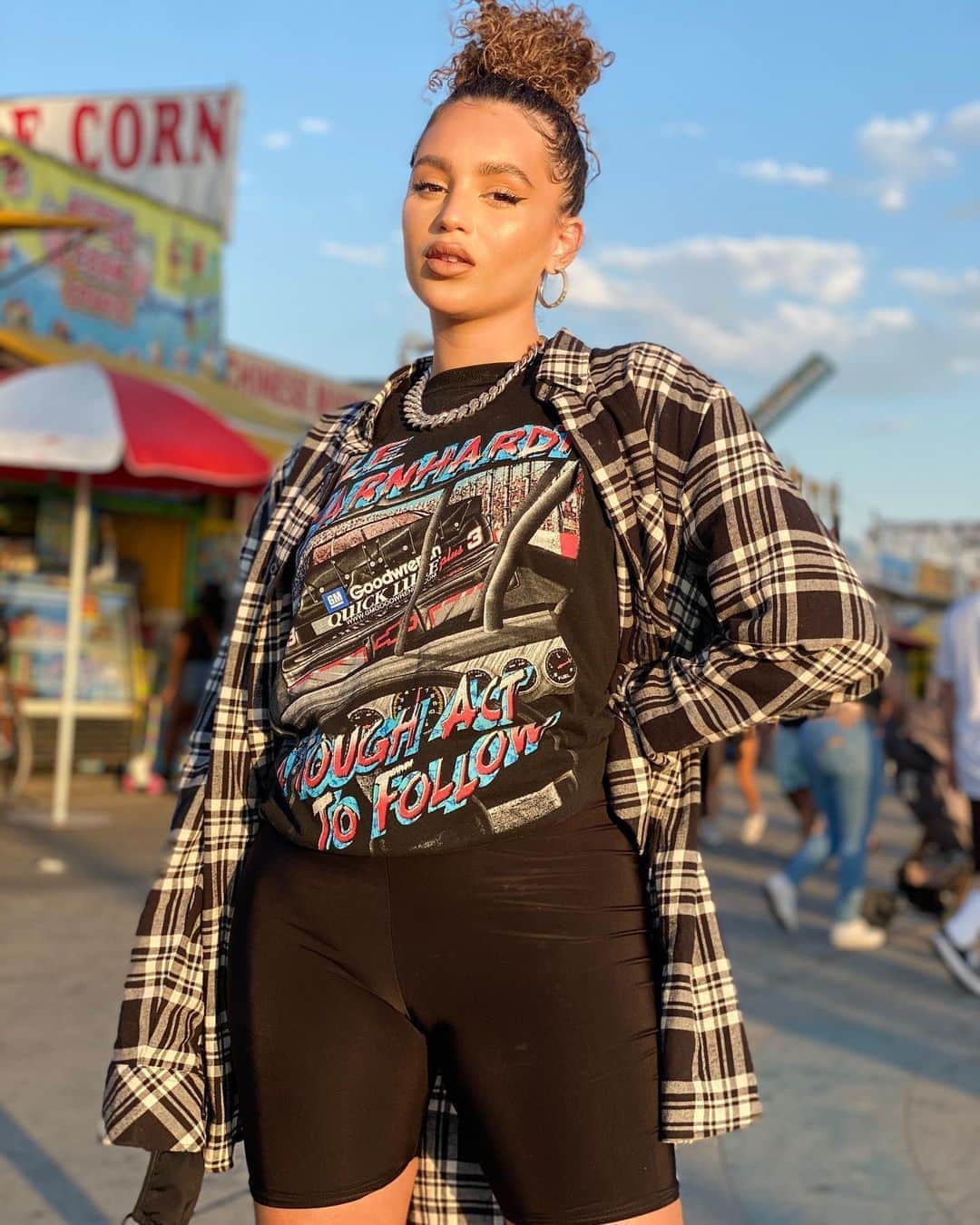 Val Mercadoのインスタグラム：「When in doubt, wear your bfs clothes. 🖤🌟✨」
