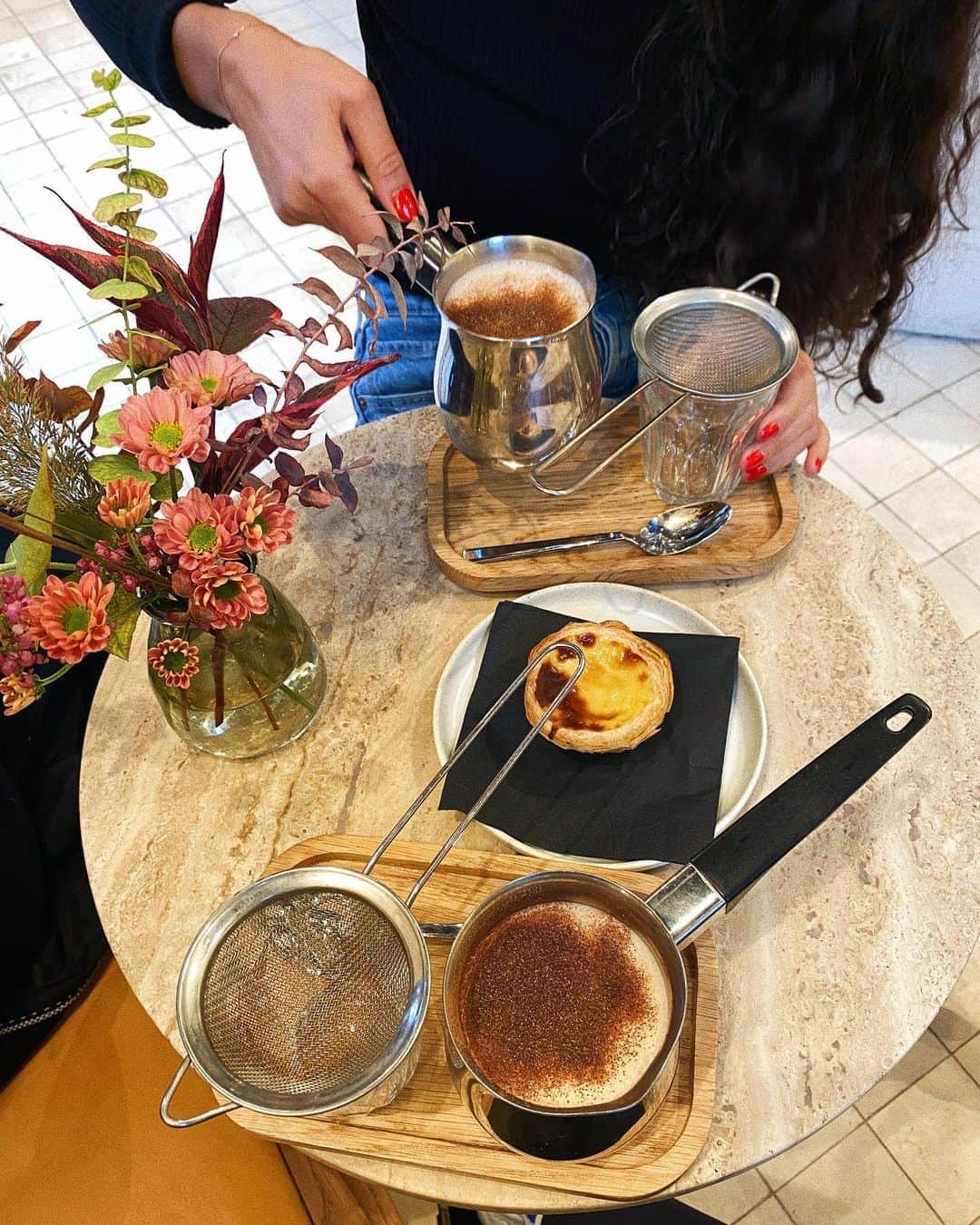 Estée Lalondeのインスタグラム：「Much needed chai break 🥰」