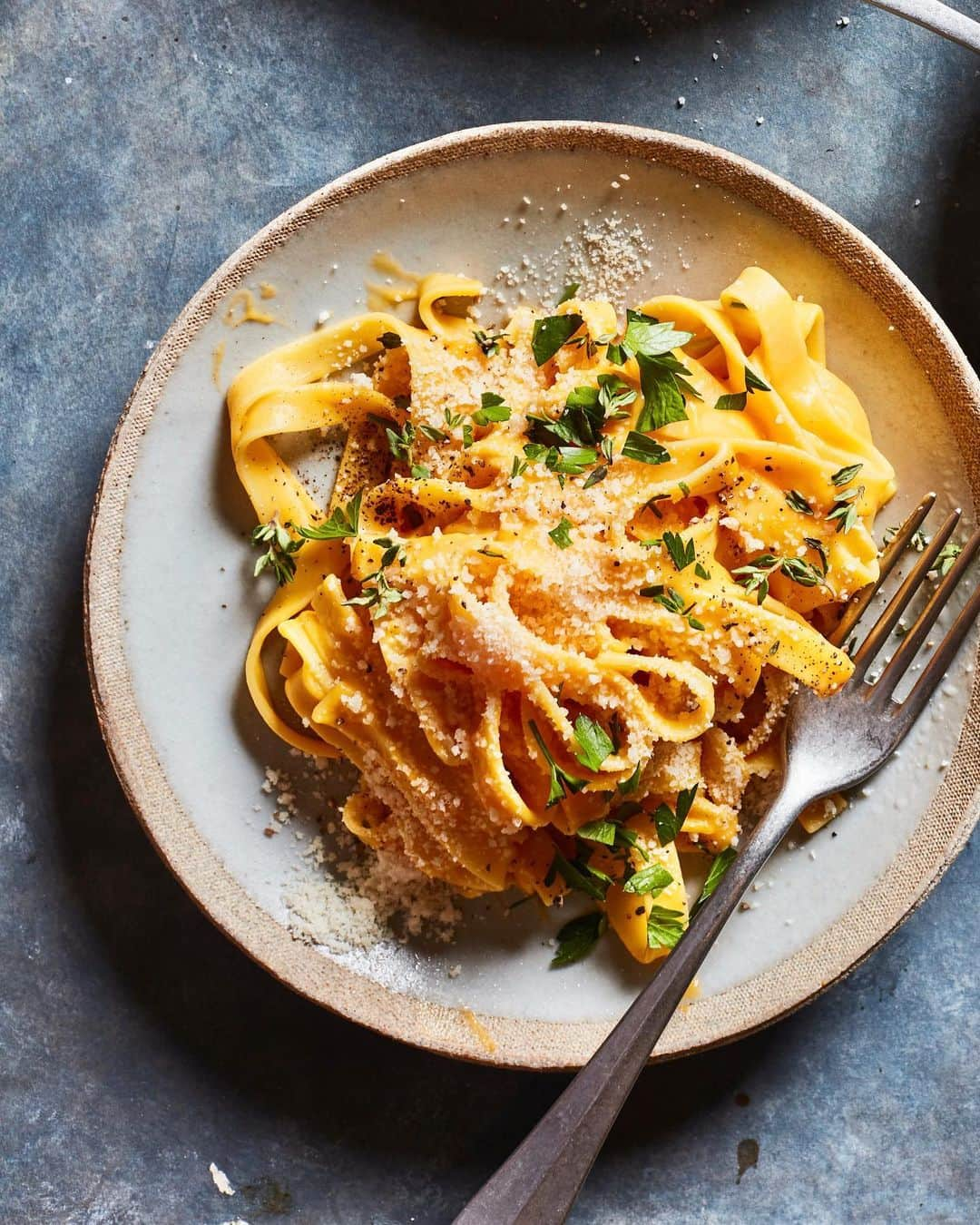 Gaby Dalkinさんのインスタグラム写真 - (Gaby DalkinInstagram)「Come hop along the carb train with me and lets talk about the most perfect fall meal! This creamy butternut squash pasta has been on repeat the last few weeks! I made a giant batch of the sauce before our kitchen got whacked out and added it to some freshly cooked @delallofoods egg pasta because IT'S THE RIGHT THING TO DO. Also if you're like, what's the difference between regular pasta and egg pasta - simple, it's a high ratio of eggs in the egg pasta which makes them a little more decadent! Get on board! xx https://whatsgabycooking.com/creamy-butternut-squash-pasta/ 💛」10月10日 4時14分 - whatsgabycookin