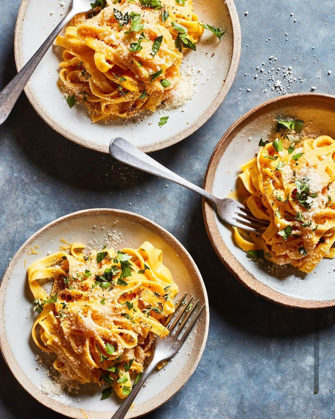 Gaby Dalkinさんのインスタグラム写真 - (Gaby DalkinInstagram)「Come hop along the carb train with me and lets talk about the most perfect fall meal! This creamy butternut squash pasta has been on repeat the last few weeks! I made a giant batch of the sauce before our kitchen got whacked out and added it to some freshly cooked @delallofoods egg pasta because IT'S THE RIGHT THING TO DO. Also if you're like, what's the difference between regular pasta and egg pasta - simple, it's a high ratio of eggs in the egg pasta which makes them a little more decadent! Get on board! xx https://whatsgabycooking.com/creamy-butternut-squash-pasta/ 💛」10月10日 4時14分 - whatsgabycookin