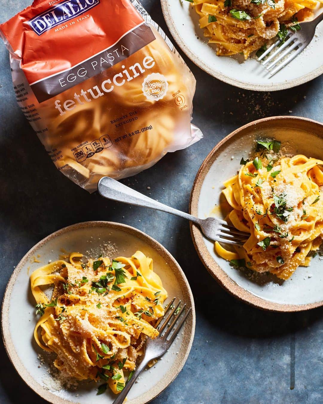 Gaby Dalkinさんのインスタグラム写真 - (Gaby DalkinInstagram)「Come hop along the carb train with me and lets talk about the most perfect fall meal! This creamy butternut squash pasta has been on repeat the last few weeks! I made a giant batch of the sauce before our kitchen got whacked out and added it to some freshly cooked @delallofoods egg pasta because IT'S THE RIGHT THING TO DO. Also if you're like, what's the difference between regular pasta and egg pasta - simple, it's a high ratio of eggs in the egg pasta which makes them a little more decadent! Get on board! xx https://whatsgabycooking.com/creamy-butternut-squash-pasta/ 💛」10月10日 4時14分 - whatsgabycookin