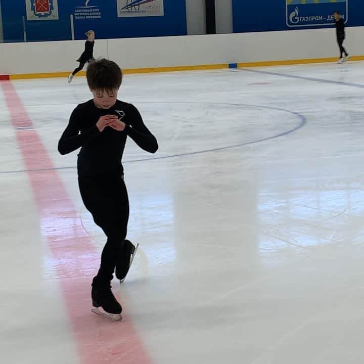 ニコライ・モロシュキンのインスタグラム：「Маленький король. Как найти эскалибур? #dainekoteam🇷🇺 #fugureskating #kingarthur」