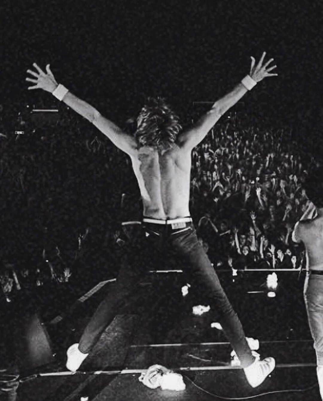 ルーファス・テイラーのインスタグラム：「Well, you’re number one again Dad! Love how you still get this excited about it. Very proud and beyond proud to be apart of it. 🍻💪🏼☝🏼 #queen #adamlambert #livearoundtheworld」