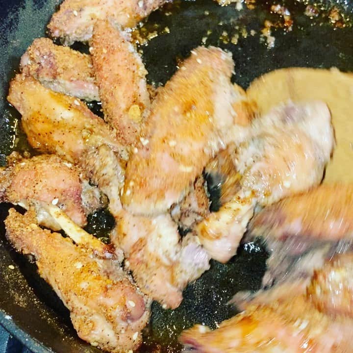ケリスのインスタグラム：「This Sunday's GOLD MINE box is smokin! garlic honey soy sauce wings are EVERYTHING !!!! Turn your notifications on so you don't miss this goodie!!!!」