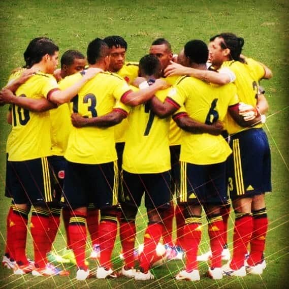 ジャクソン・マルティネスのインスタグラム：「Bendiciones ⚽️ 💛💙❤️  #game #fútbol #colombia #Tamoahí #tamoainé」