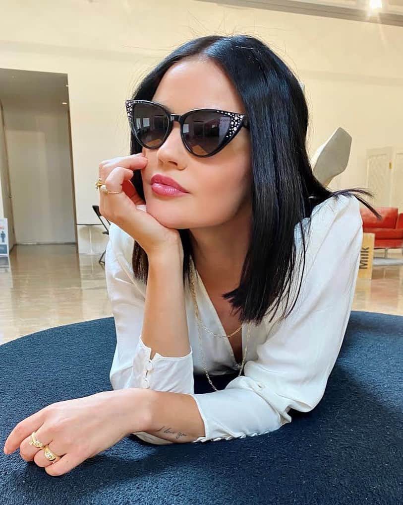 ルーシー・ヘイルのインスタグラム：「These are pretty much my dream sunnies 😎 you can shop this pair from @verawanggang & more on @baxterandbonny - This pair is called Diana - find out where to buy near you @kenmarkeyewear」
