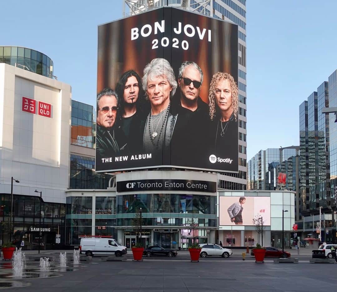 Bon Joviさんのインスタグラム写真 - (Bon JoviInstagram)「We were planning on making it to @scotiabankarena this year, but 2020 had other ideas. Instead our dear friends at @spotifycanada put us right outside @cftoeatoncentre this week to celebrate the new album. Don't forget to stream 2020 (Deluxe) this weekend on @spotify!」10月10日 4時28分 - bonjovi