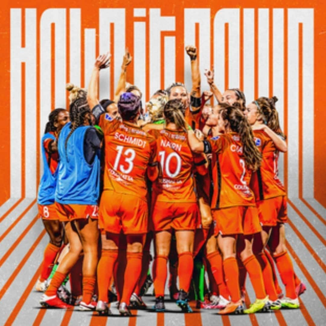 ソフィー・シュミットのインスタグラム：「🧡 this group so much! ... 📸 @houstondash  #NWSL #Houston #HoldItDown #DashTFOn #Nike」