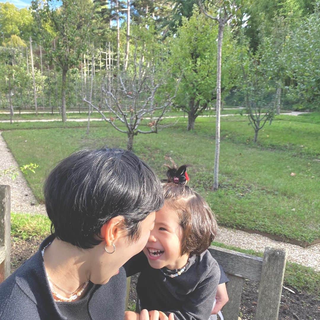 のインスタグラム：「幼稚園がない水曜日の午後。 とにかくわがまま3歳児に振り回される日。  写真ではなんて平和そうに見えるんだろうか。。顔をバシバシたたかれて髪を引っ張られて背中に乗られる数秒前なのに。  この日は試作の親子でつけられるチャリティネックレスを2人で試してました。 が、なんとこの後娘にすごい力で引きちぎられた私のネックレス。。 首、取れるかと思ったよね。  はぁ、誰に似たのかしら、あなた。 #魔の3歳児 #自我芽生えすぎ #mamaanddaughter #daughterlove #paris #パリ　#リストリ家のパリ」