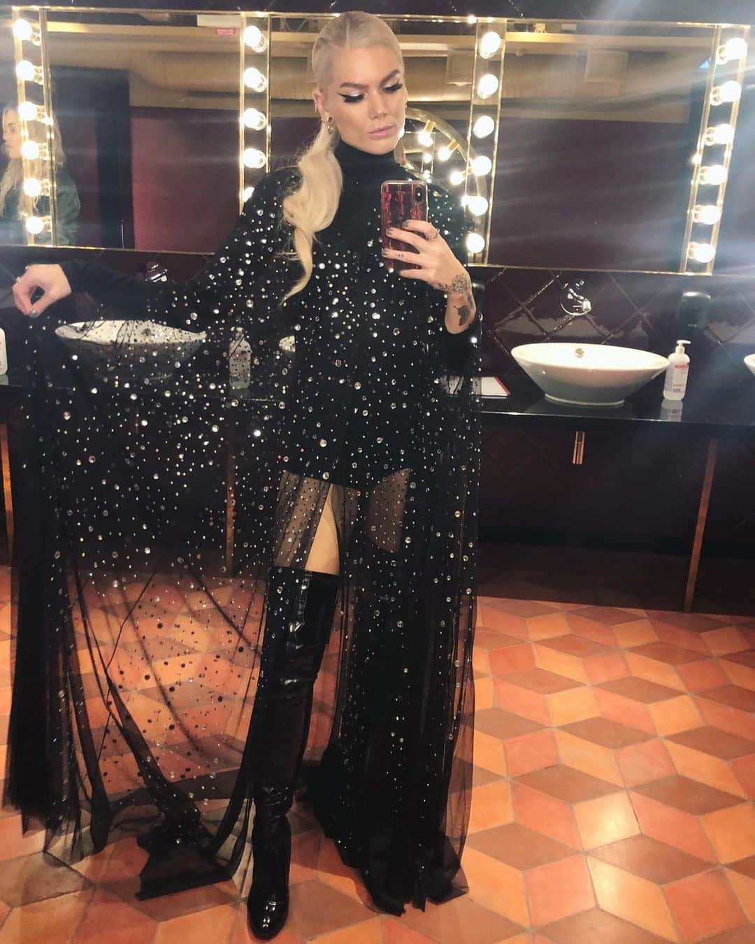 Linda Hallbergさんのインスタグラム写真 - (Linda HallbergInstagram)「This outfit just had to make it to my feed! Felt super pretty in my crystal cape yesterday and I got so many questions about it on stories. It’s from @kikiriki but I got it last year. It’s definitely one of my fave pieces in my wardrobe! Btw, do you want more pictures like this on my feed? I pretty much only post studio pictures but isnt it boring? Idk.. maybe I think too much 😂」10月10日 4時38分 - lindahallberg