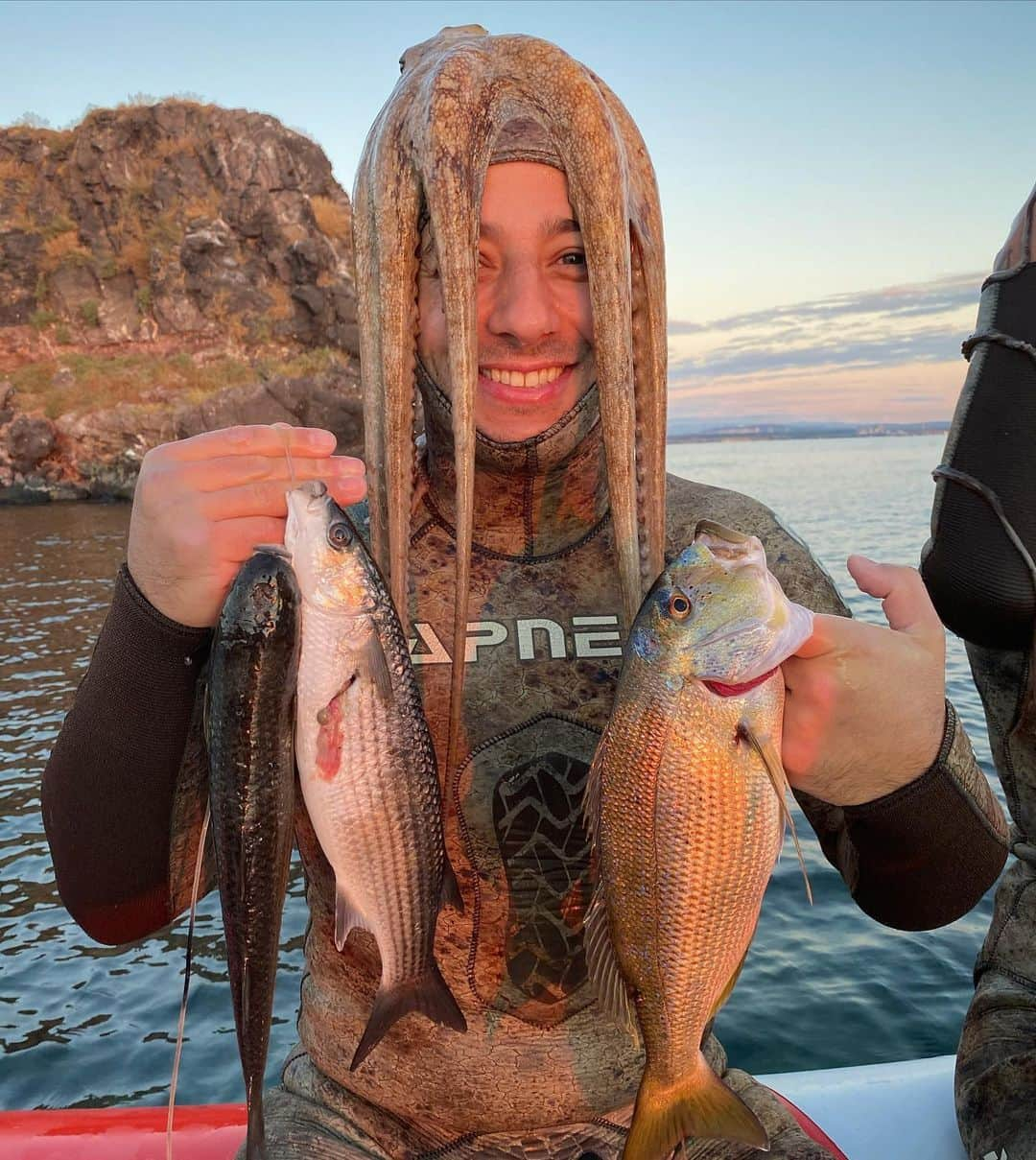 マヘル・ザインさんのインスタグラム写真 - (マヘル・ザインInstagram)「@mujdat_turan put the 🐙 on my head 😅 . . #spearfishing #turkey 🇹🇷」10月10日 4時38分 - maherzainofficial