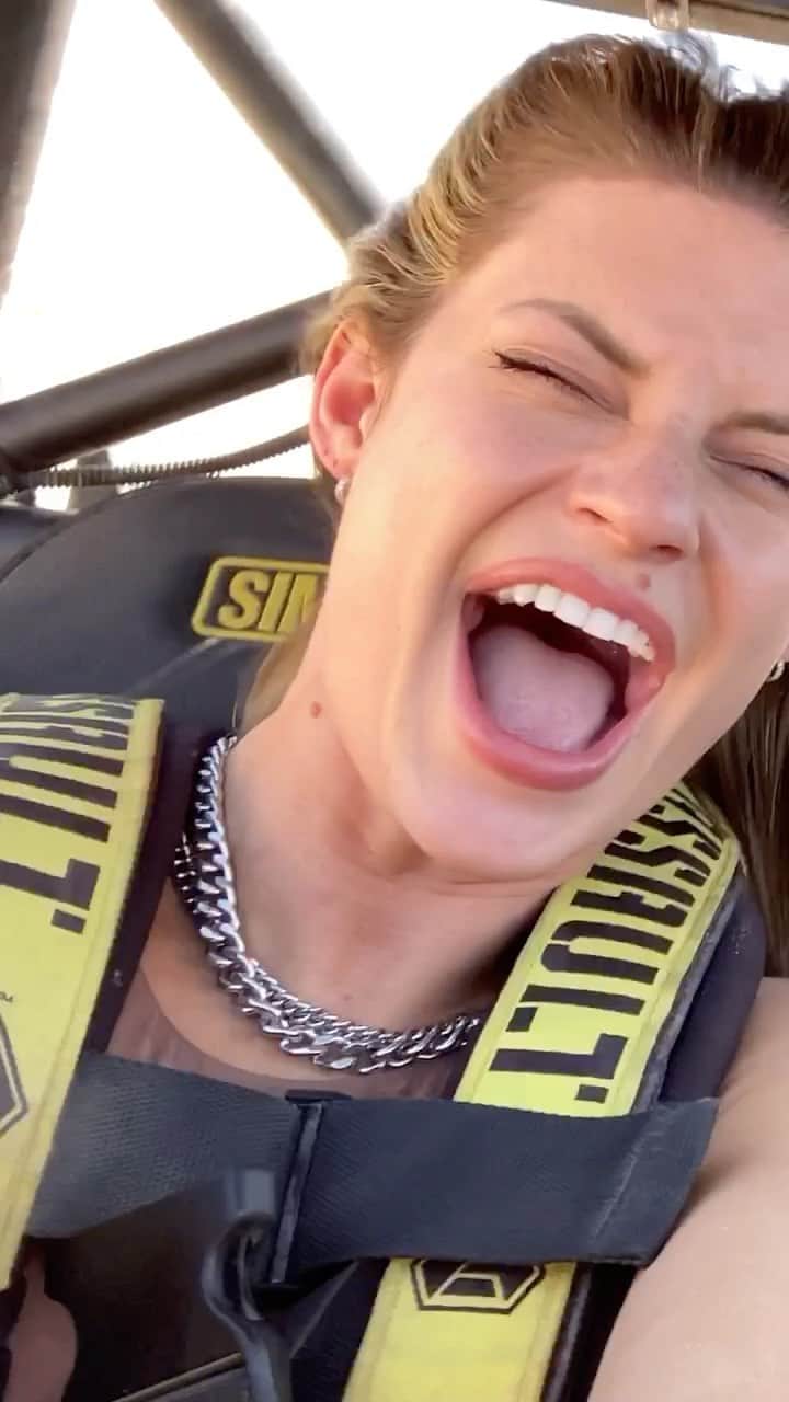Hannah Stockingのインスタグラム：「NEW VLOG IS FINALLY OUT NOW. link in bio 😤🤘 @pashatheboss @ruslan_greasehandz @erik3run」