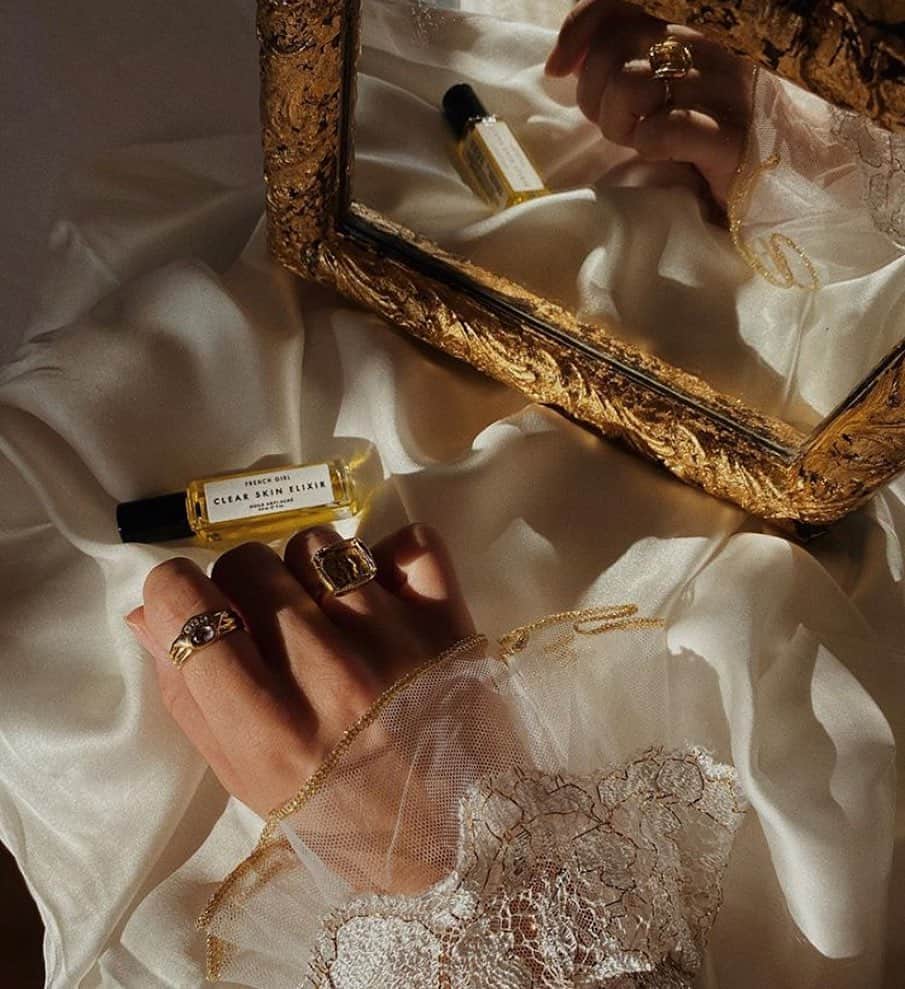 FRENCH GIRLさんのインスタグラム写真 - (FRENCH GIRLInstagram)「Swooning over the undeniably Parisian-chic aesthetic of @agalma__ 🕊  Captured through her romantic, Old World dream-like lens is our Clear Skin Elixir, a skin-similar oil that soothes irritation and heals blemishes for your most radiant complexion.✨#FrenchGirlFriday」10月10日 4時49分 - frenchgirlorganics