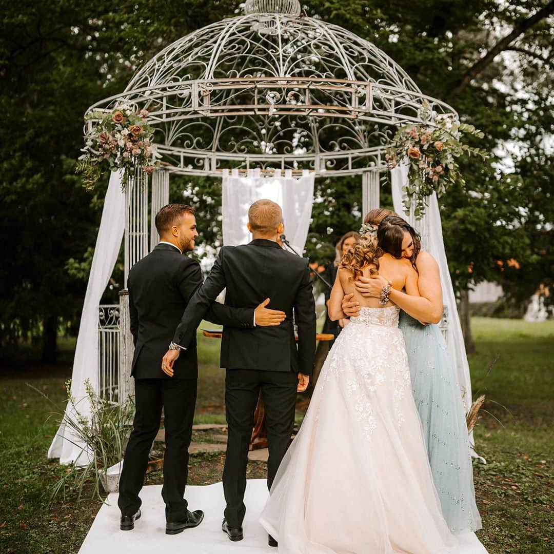 ユリア・クルーダーさんのインスタグラム写真 - (ユリア・クルーダーInstagram)「💎 here’s to my most beautiful best friend and her fairytale day 💎  It was my great honor to be by your side as you were preparing for the big day and to watch you walked down the aisle like a true princess 🤍 I love you so much and I wish you all the happiness in the world❣️ CHEERS 🥂💍 @katjakadic  📸: @anagregoricphoto」10月10日 4時50分 - julijakruder