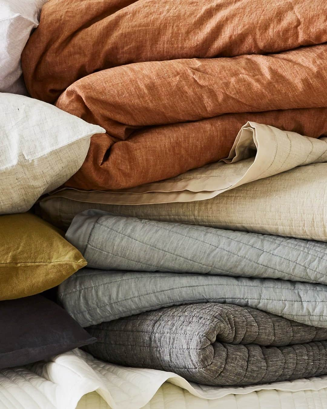 west elmさんのインスタグラム写真 - (west elmInstagram)「Refresh your bed with materials that matter ✨ Our Belgian Flax Linen bedding is crafted in a @fairtradecertified factory and gets softer and softer with every wash. Quilts, duvets, sheets, shams & more! Link in bio! #FairTradeFriday #ShareYourFair #FairTradeMonth」10月10日 5時00分 - westelm