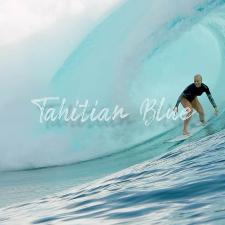タティアナ・ウェストン・ウェブのインスタグラム：「TAHITIAN BLUE! Out now! LINK IN BIO. 💙 I want to say a quick thank you to @scottsmithmedia for being down to go on a quick strike mission with me and for listening to me when it came to the edit! Also thank you to @hinateaboosie for speaking amazing tahitian in the beginning of the clip, @tahuraihomestay @tahuraihenry for being the most welcoming home stay in Teahupo’o, and to @j.czerm_photography for being the best boat man for us! We had so much fun. // NOVO VÍDEO TAHITIAN BLUE ta live no meu canal de YouTube!! Corre lá e me fala o que vocês acharam.」