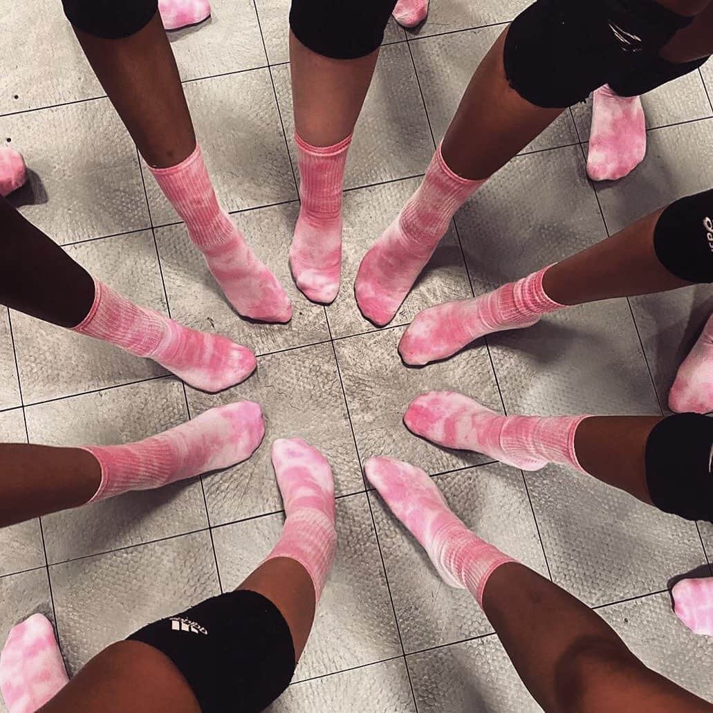 USA Volleyballさんのインスタグラム写真 - (USA VolleyballInstagram)「Show off 𝓎𝑜𝓊𝓇 𝓈𝓉𝓎𝓁𝑒 in the next issue of Your Court!  Let’s see those colorful socks 🧦, fun mask designs 😷 or whatever your team’s unique style is! Send your photos and videos to 𝗱𝗶𝗴𝗶𝘁𝗮𝗹𝗺𝗲𝗱𝗶𝗮@𝘂𝘀𝗮𝘃.𝗼𝗿𝗴. Include your name, USAV club and describe the photo/video, and you may get featured in Your Court, the digital magazine of USA Volleyball! 🤩」10月10日 5時20分 - usavolleyball