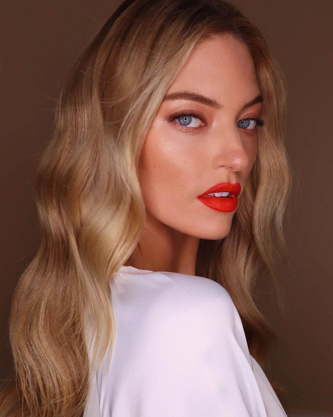 Hung Vanngoさんのインスタグラム写真 - (Hung VanngoInstagram)「#MarthaHunt (@marthahunt) from today! ❤️🌟💫✨⚡️⭐️. 💇 @daniellepriano 💄 @hungvanngo . Lipstick color is @lisaeldridgemakeup’s True Velvet Lip Color in “VelvetMorning”」10月10日 5時17分 - hungvanngo