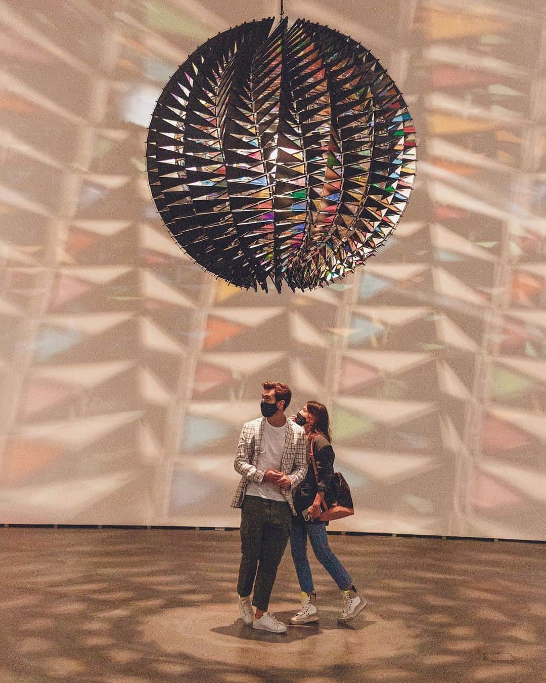イバイ・ゴメスのインスタグラム：「El otro día @ingridbetancor y yo disfrutamos muchísimo en el @museoguggenheim de la exposición de @studioolafureliasson ! 🖼 ¡Muy recomendable! 🙌🏼 Y el crack @oierreydelika junto con @sf40agency hicieron que nos pudiéramos llevar un bonito recuerdo 📸」