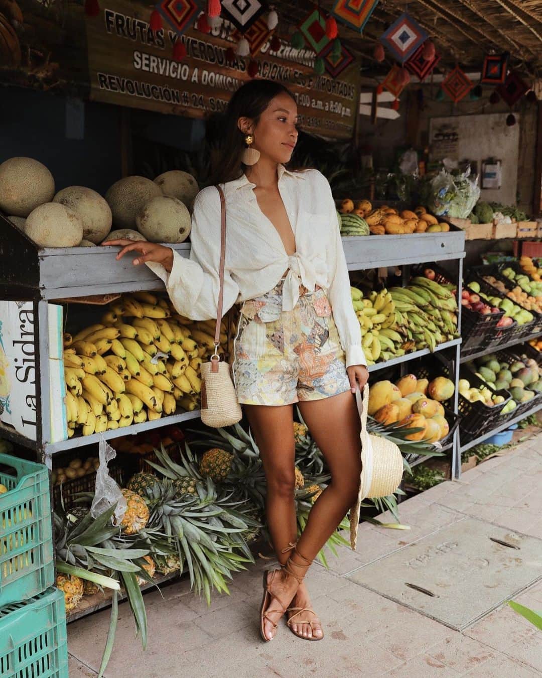 ジュリー・サリニャーナのインスタグラム：「Are you team 🍌, 🍉, 🍍 or 🥭? I’m team watermelon!」