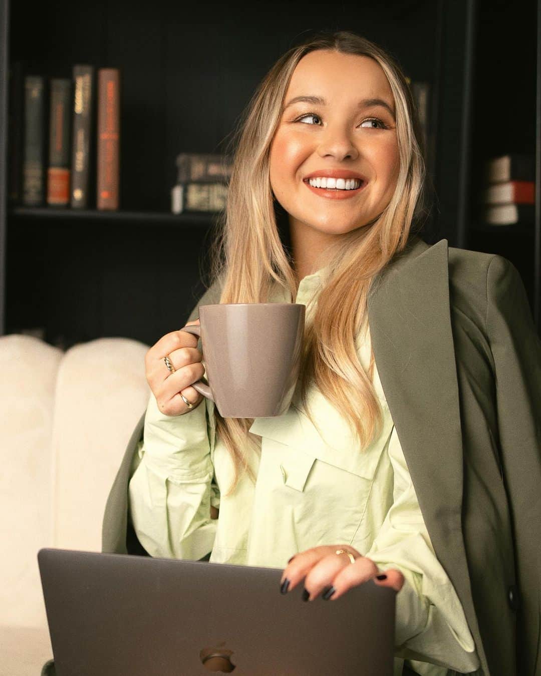 トーリ・ウェブスターのインスタグラム：「Grab a coffee and a notebook. ☕️✍🏼 I’m dishing out notes you won’t be able to take in school. I started my side-hustle as a blogger while I was still in school in the hopes of making money as a student. I know first-hand how challenging it can be to manage your money while balancing student life. That’s why I have teamed up with @td_canada to share my best tips on making money as a student. 👏🏻💰  ● First, find a mentor or professor you can trust. I loved getting involved in small passion projects, but you can also look for a job as a TA or notetaker. ● Don’t be afraid to consider different ways to pay for your schooling! TD has a dedicated Student Advice Hub with articles with some surprising ways you can fund your degree (check out my stories for a full breakdown) ● Last but not least, be your own boss. I kick-started my side hustle in my first year, and that informed where my career is today. But remember, you don’t need to reinvent the wheel. Start with tutoring, or offer up your design or social media skills to peers, family, and friends! Focus on your value add and the unique expertise you bring to the table. Never be afraid to charge people for your time and efforts to get those dolla dolla bills!💸💸💸  Click the link in my bio to learn more great finance tips for students from TD. #TDBeyondCampus #Sponsored」