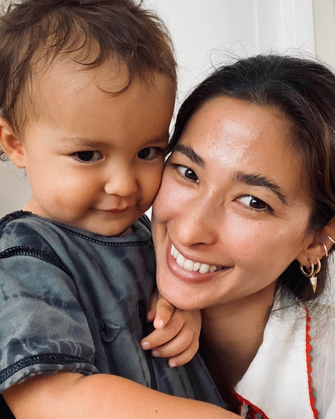メロディー洋子のインスタグラム：「I have been able to spend more time with the people I love. Especially this little one. It has been a blessing to be able to play and watch him grow. @kimberz_ @mac_arte Life in the pandemic through the eyes of a child is so refreshing and humbling. Children bring me back to the ground and to the present moment. Stay in the present moment and I will reach new depths of unconditional love. 💗  1-3. Wearing my incredible new jewels from the one and only @juliavaughn I cannot tell you how many compliments I get whenever I wear her pieces. This set is so perfect for me. Thank you Julia! Love you! 4-5. Get yourself LOBE set and let’s sparkle together! ✨✨✨  大好きな友達がこんな素敵なジュエリーを作っています！ @juliavaughn 皆さんもぜひ見てね✨」