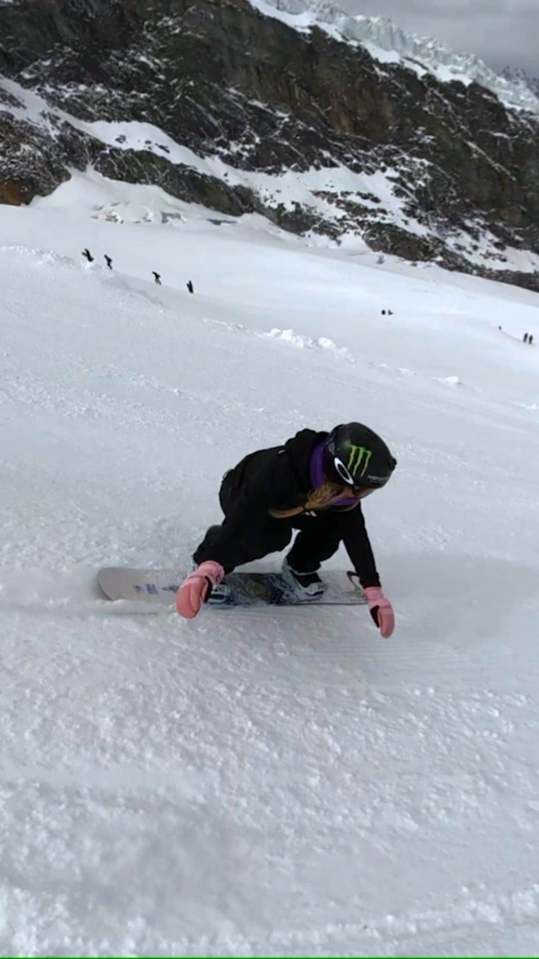 ジェイミー・アンダーソンのインスタグラム：「Goodness gracious snowboarding is fun! 🙌」