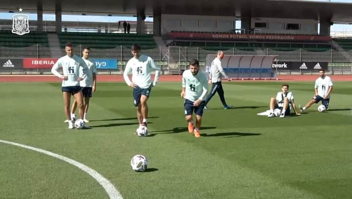 ホセ・ルイス・ガヤのインスタグラム：「Listos para mañana!! @sefutbol 🇪🇸⚽️」