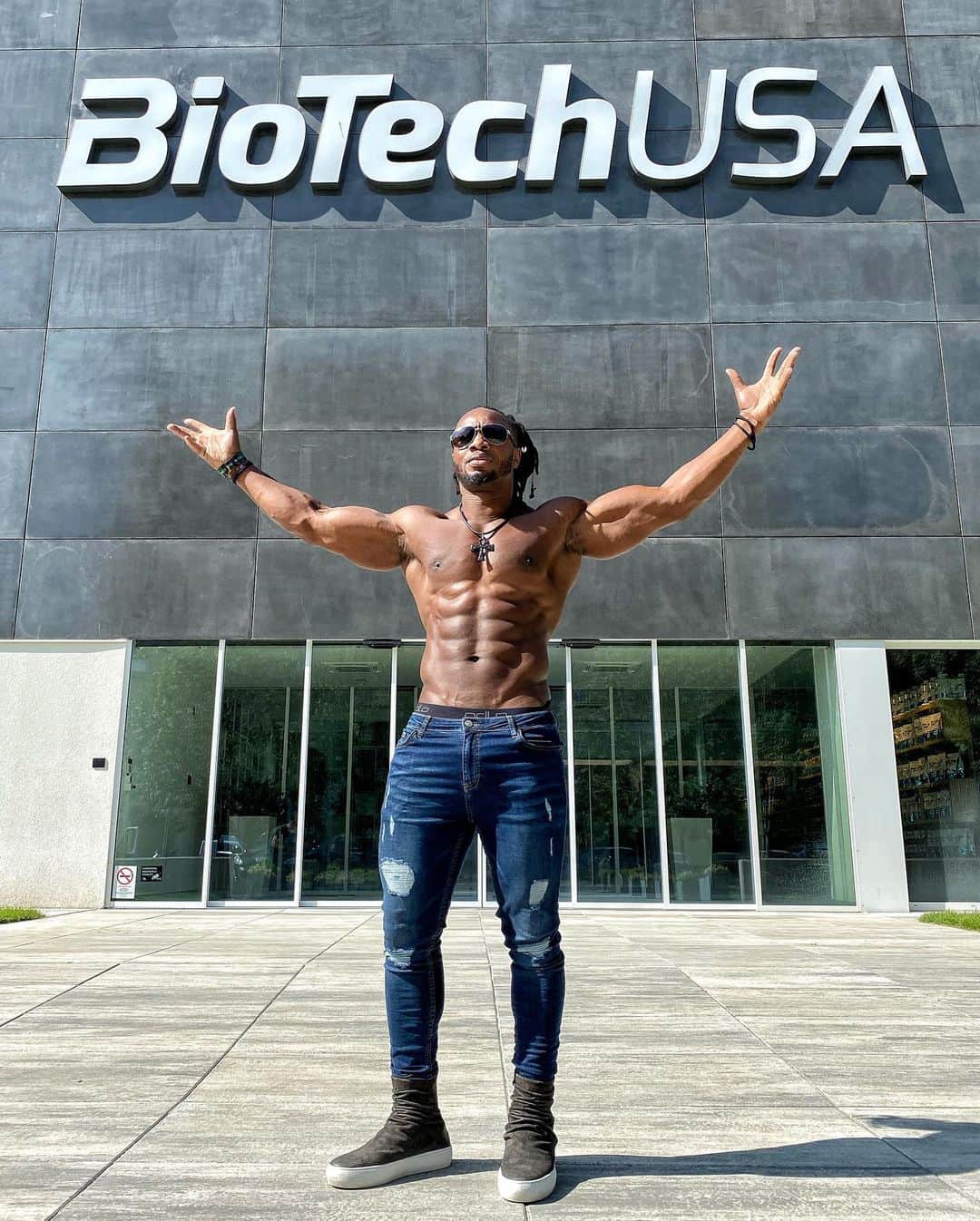 Ulissesworldさんのインスタグラム写真 - (UlissesworldInstagram)「My team stay winning 💪 Visited the new @biotechusa HQ and it was amazing! Even during COVID my team is progressing with a new head quarter for 400 employees and amazing products. The best supplement company on the planet! 🌍 Just grateful to be part of such a great team and company ❤️💪 #ulissesworld #biotech #biotechusa」10月10日 6時18分 - ulissesworld