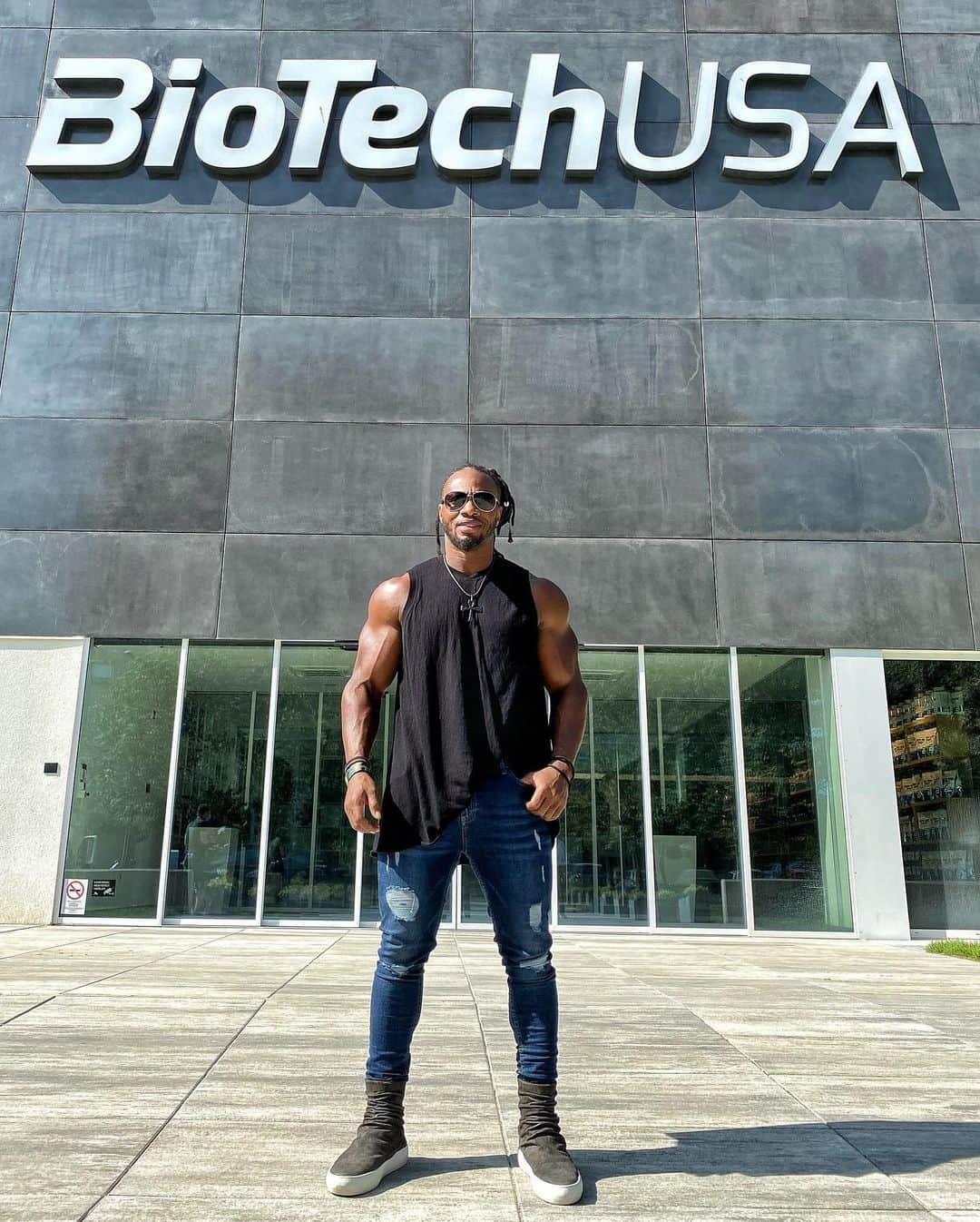 Ulissesworldさんのインスタグラム写真 - (UlissesworldInstagram)「My team stay winning 💪 Visited the new @biotechusa HQ and it was amazing! Even during COVID my team is progressing with a new head quarter for 400 employees and amazing products. The best supplement company on the planet! 🌍 Just grateful to be part of such a great team and company ❤️💪 #ulissesworld #biotech #biotechusa」10月10日 6時18分 - ulissesworld