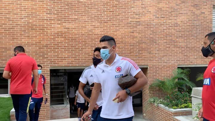 サッカー コロンビア代表チームのインスタグラム：「Saliendo del nuestro hotel de concentración rumbo al Metropolitano ⚽️💪🏼👏🏼🇨🇴  #VamosColombia」